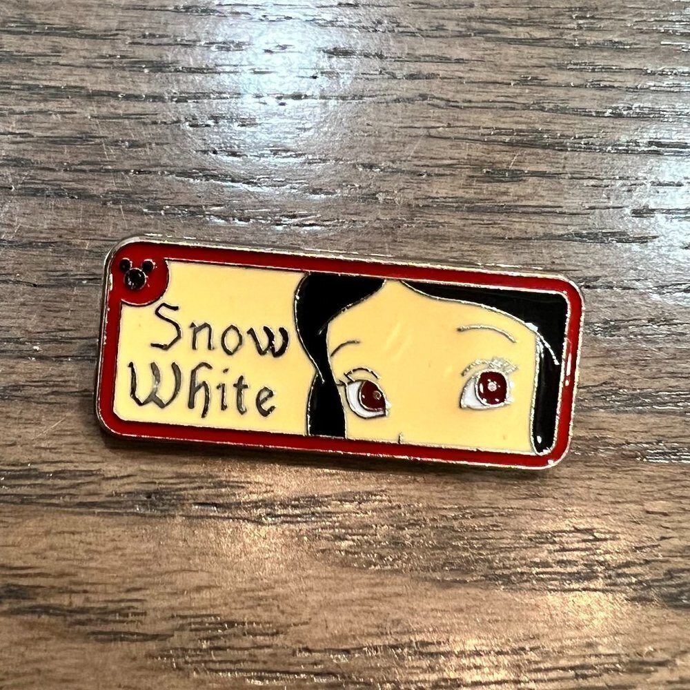 RARE DISNEY 2008 Hidden Mickey Rear View Mirror Series Pin: Snow White (5/5)